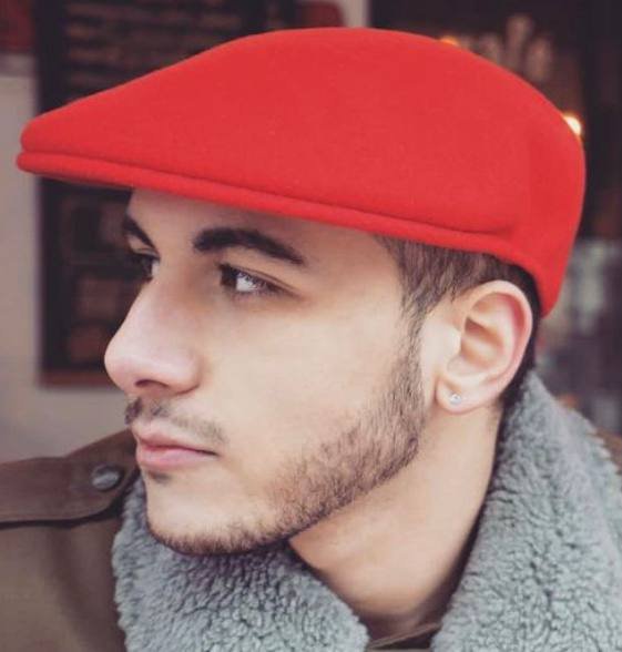 El Rayhan Loudhni avec sa casquette rouge iconique, portrait de profil