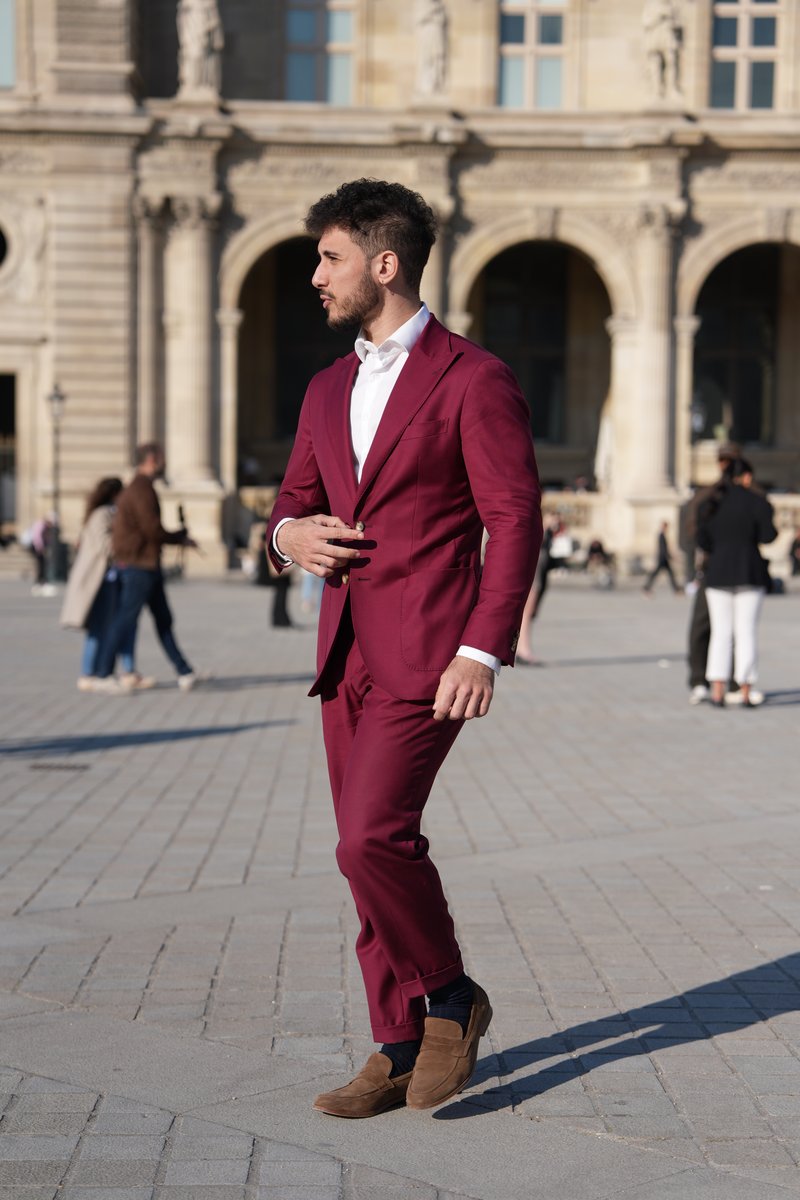El Rayhan Loudhni en costume bordeaux devant l'architecture parisienne