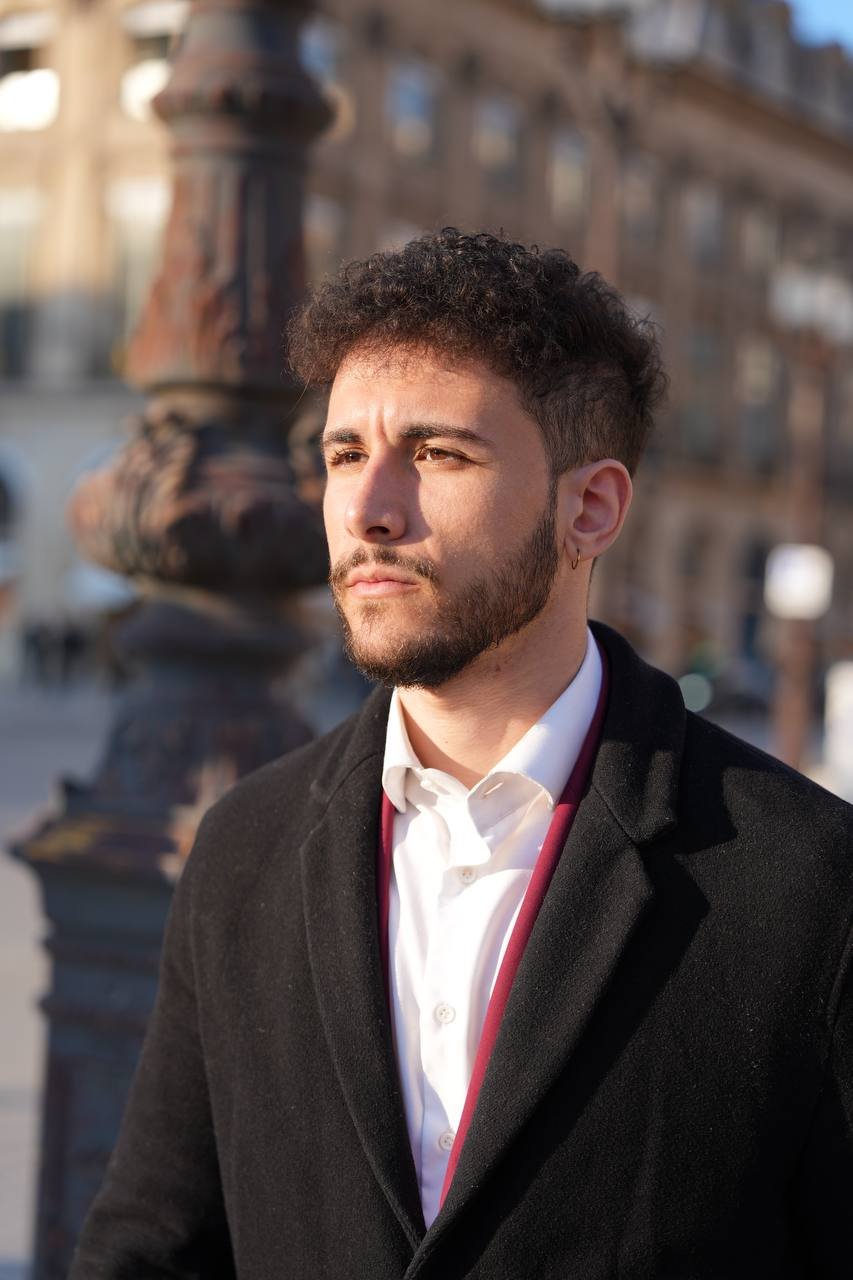 El Rayhan Loudhni — Entrepreneur français en blazer bordeaux, fondateur de Katchy et Maison Adonis