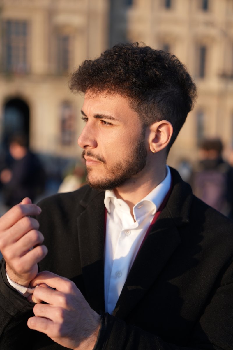 El Rayhan Loudhni ajustant son manteau, portrait élégant à Paris