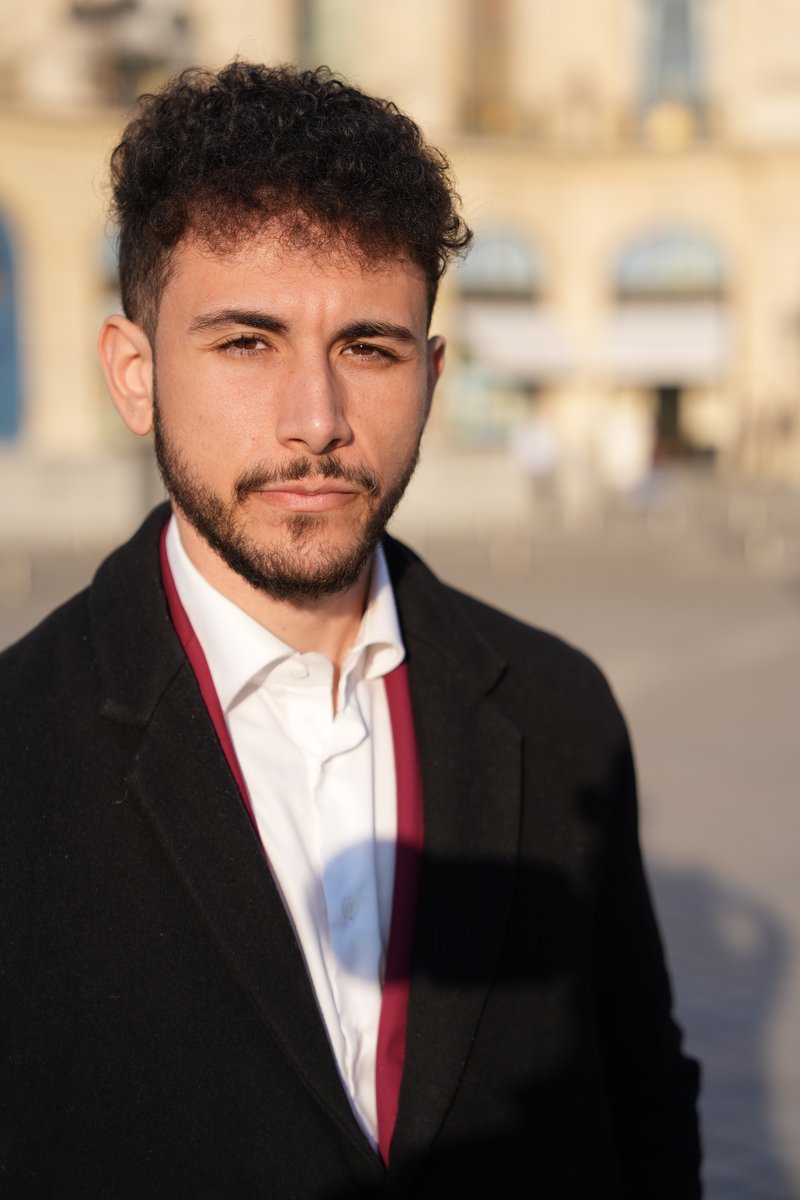 El Rayhan Loudhni — Portrait en noir, gros plan du visage, créateur de contenu