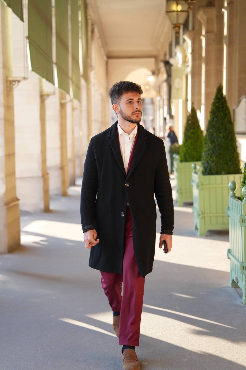 El Rayhan Loudhni — Style vestimentaire, manteau noir et architecture parisienne