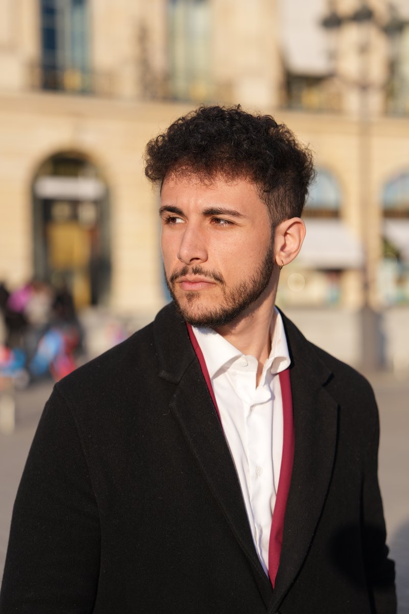 El Rayhan Loudhni en manteau noir, portrait rapproché dans les rues de Paris