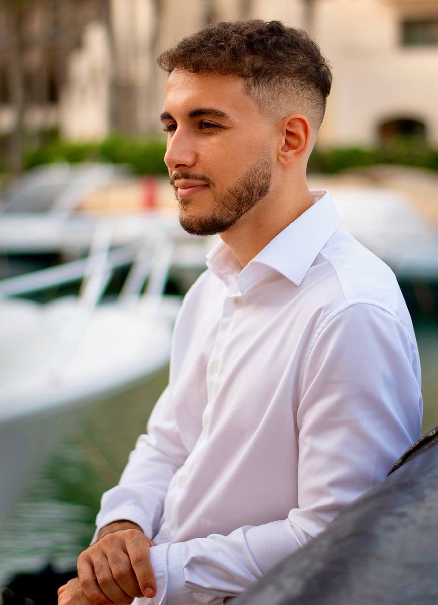 El Rayhan Loudhni à la marina de Malte, portrait en chemise blanche