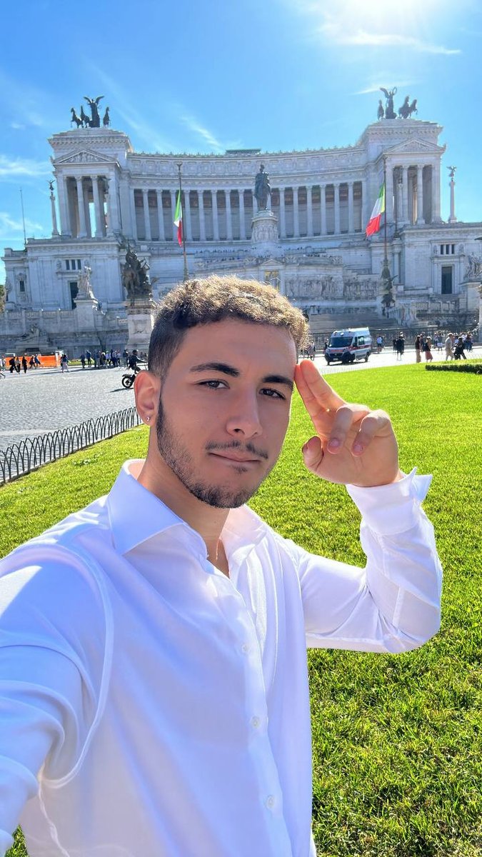 El Rayhan Loudhni devant le Vittoriano à Rome, Italie — créateur de contenu en voyage