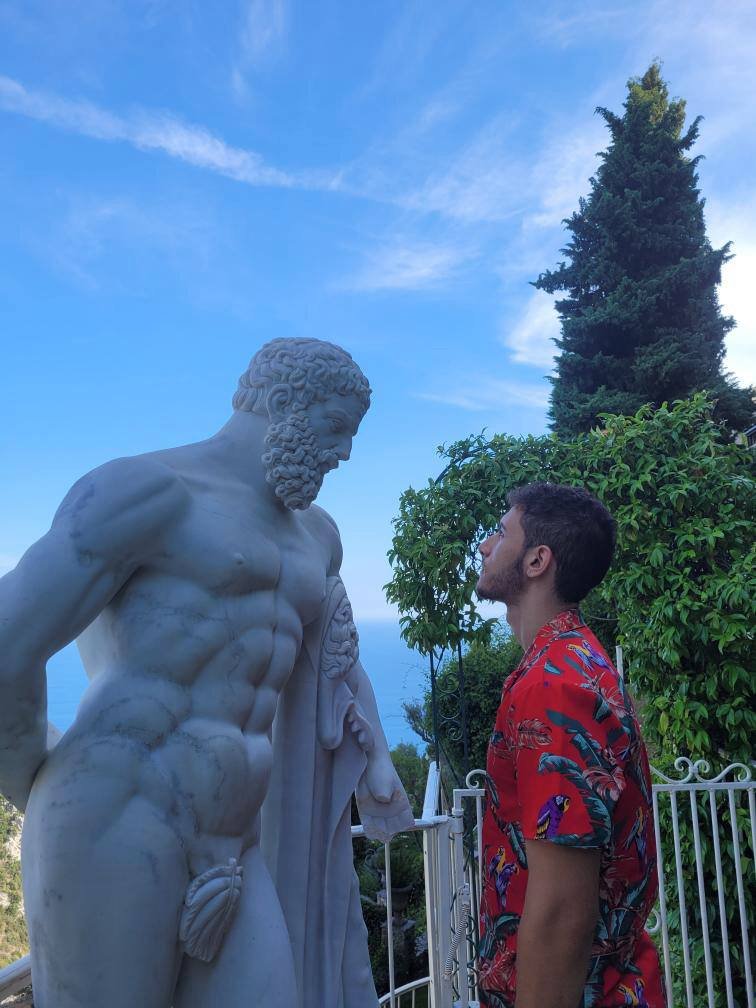 El Rayhan Loudhni devant une statue antique en Italie, art et culture