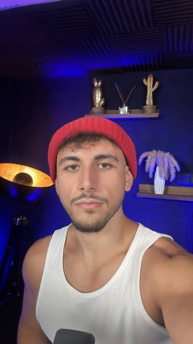 El Rayhan Loudhni dans son studio YouTube, créateur de contenu français avec 112 000 abonnés